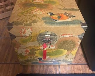 Lacquered storage cube/end table