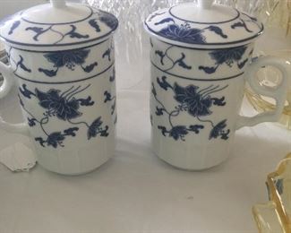 Covered mugs are a lovely way to keep drinks hot for a longer time. 