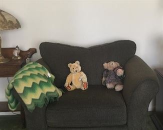 These bears think this chair is just right for family and living rooms. 