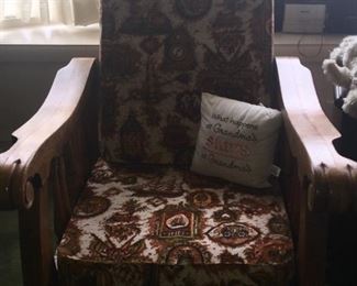 Recline in comfort and style in this oak-framed Morris chair. 