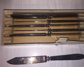 A second set of knives also in original box. 