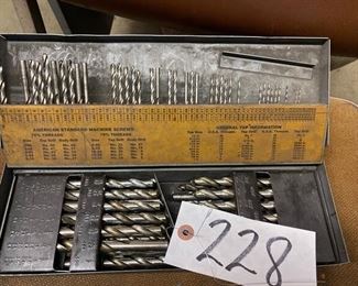 LOT OF VARIOUS SIZE DRILL BITS