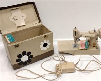 SINGER FEATHER WEIGHT NO BELT, RUNS