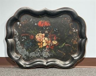 TOLE PAINTED TRAY | Of large size, with floral bouquet in the center
Dimensions: l. 30.25 x w. 22.5 in