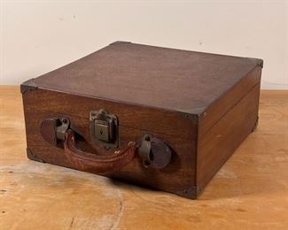 ANTIQUE WOODEN CASE | With brass corners and latch and a leather carrying handle
Dimensions: 5 x 11 x 11 in.