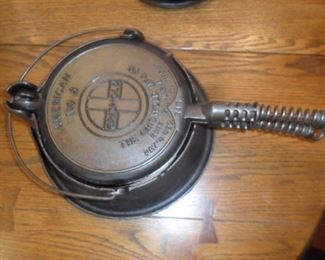 Griswold Cast iron waffle iron #8 with #915 base