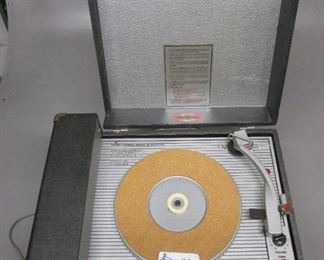 VINTAGE CALIFONE 5J-7C PORTABLE RECORD PLAYER