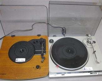 LOT OF 2 TURNTABLES INCLUDING TECHNICS SL-D 20, MUSITREND WOODEN RECORD PLAYER WITH NO PS