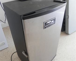 Masterbuilt electric smoker....also with digital temperature control....includes dust cover