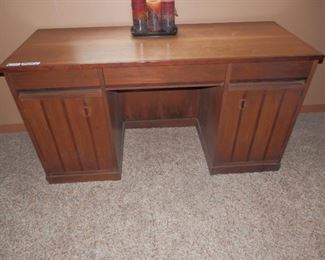 Stanley Furniture very heavy and solid Mid-Century desk wit inset pulls....one of the finest built pieces you will ever see.....U.S.A.