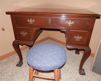 Again, another solid mahogany antique....Queen Anne small writing desk.....with the perverbial Ball and "Claw" feet