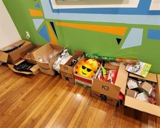 20 glass vases in 2 sizes; Decorative chalk board with holder and 6 heart chalk board signs; 28 paper lanterns in blue, orange, and green in various sizes; Blue and silver pom poms and inflatable noise makers; 40 plastic decorative fish bowls; 20 various sized candle holders; Balloons, confetti, garlands, fabric pendant banner; Carnival themed decorations with backdrop, table skirt and photo props; Valentine's day decorations including birdhouses, light garland, table scatter, LED candles