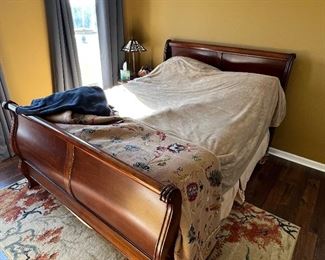 Queen size sleigh bed