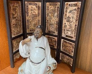 Miniature 4 panel screen and figurine
