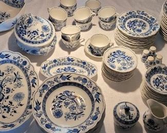 Hutschenreuther Blue Onion, Bavaria, Germany, 95 pieces total