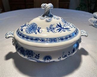 oval tureen with lid 10 3/8"x5 1/4" with scalloped rim, sold separately, excellent condition