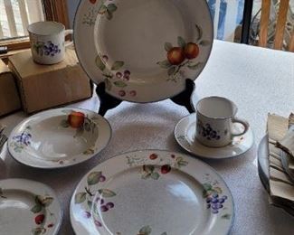 Savoir Vivire made in Thailand 4 piece place-setting with round platter