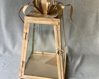 Display case with Metal Bow 