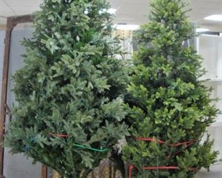 2 BEAUTIFUL CHRISTMAS TREES