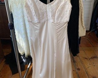 Vintage Lea Ann Belter 100% silk wedding gown. Excellent  condition 