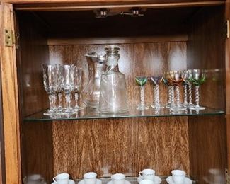 Many sets of glasses and cups