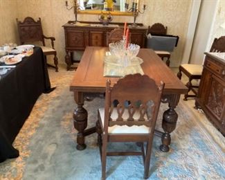 VIEW OF THE DINNINGROOM TABLE.  