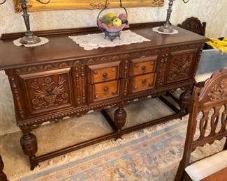 THE SIDE SERVER TO THE DINNINGROOM SET. 