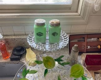 VINTAGE JADEITE S & P SHAKERS