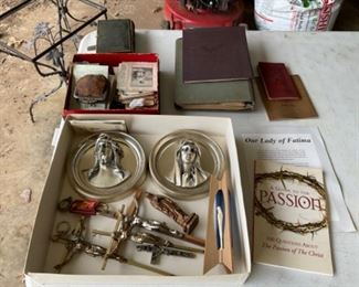 VINTAGE. RELIGIOUS COLLECTIBLES 