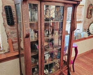 Antique curio cabinet/ china cabinet 