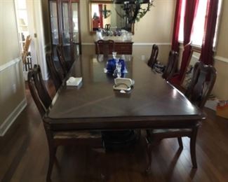 Bernhardt dining table huge with all leaves in