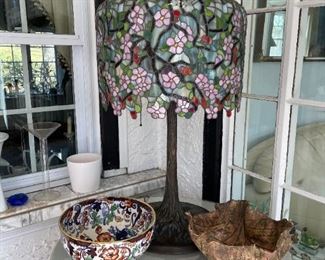 Tiffany style weeping lamp
Leaf shape bowl
Painted flower bowl
