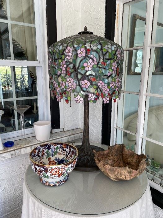 Tiffany style weeping lamp
Leaf shape bowl
Painted flower bowl