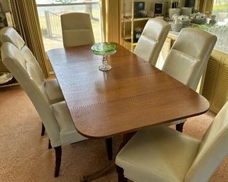  Beautiful Dining Table with 8 chairs and 2 Leaf's 