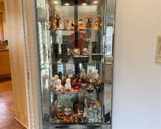 Corner mirrored display case