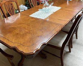 Broyhill Furniture. Dining Table with Chairs.