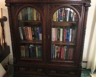 Impressive Victorian bookcase with key ! Mint condition 
