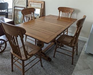 Kitchen table with 4 chairs, dropleaf