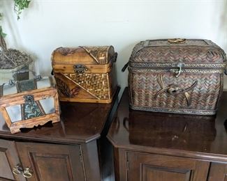 Little wood / wicker chests