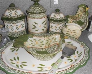 LARGE SET OF DECORATIVE CHINA