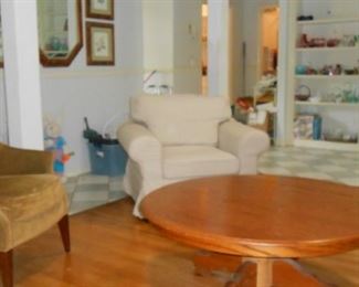 LIVING ROOM CHAIRS COFFEE TABLE 