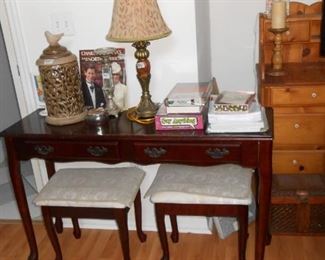 DESK /TWO STOOLS