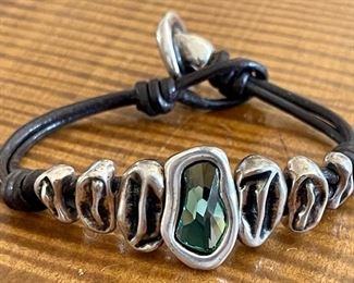 UnoDe50 Madrid Silver Plate - Leather And Aurora Borealis Stone 7" Bracelet 
