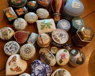 35 small boxes -Limoges, Russian lacquer, Delft, Wedgwood