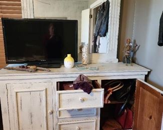 Dresser, TV & miscellaneous 