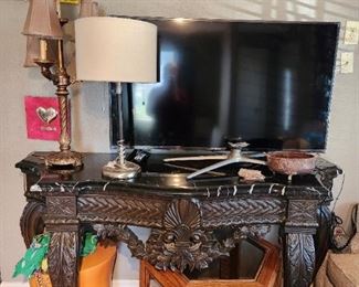 Table, lamps, TV and more 