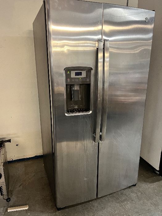 Good looking refrigerator with ice and water in the door!