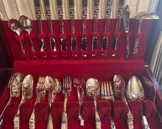 Complete set of silverplated flatware in great condition with the original box!