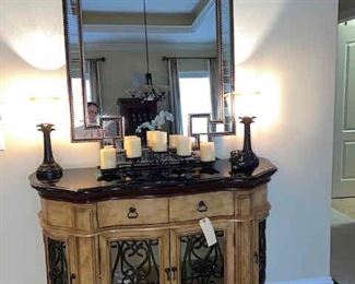 Console
Mirror
Pair of accent lamps