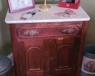 Pretty side table or wash stand.  Marble top. Rug